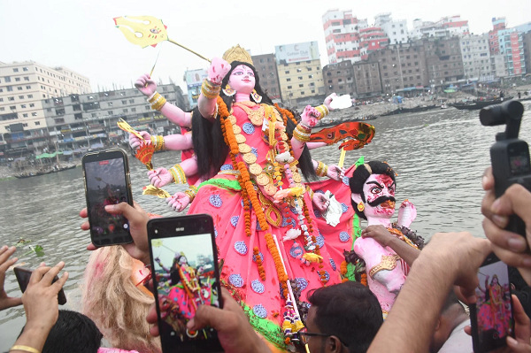প্রতিমা বিসর্জনের মধ্য দিয়ে শেষ হলো শারদীয় দুর্গোৎসব