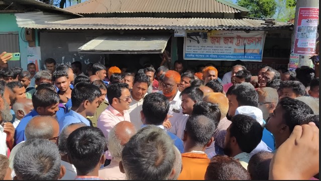 সারের দাবিতে লালমনিরহাটে মহাসড়ক অবরোধ, ডিলারের সিন্ডিকেটের বিরুদ্ধে ক্ষোভ