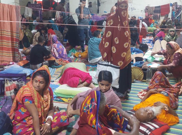 খুলনার হাসপাতালগুলোতে ডেঙ্গু রোগীর উপচে পড়া ভিড়: মেঝে ও বারান্দায় চলছে চিকিৎসা